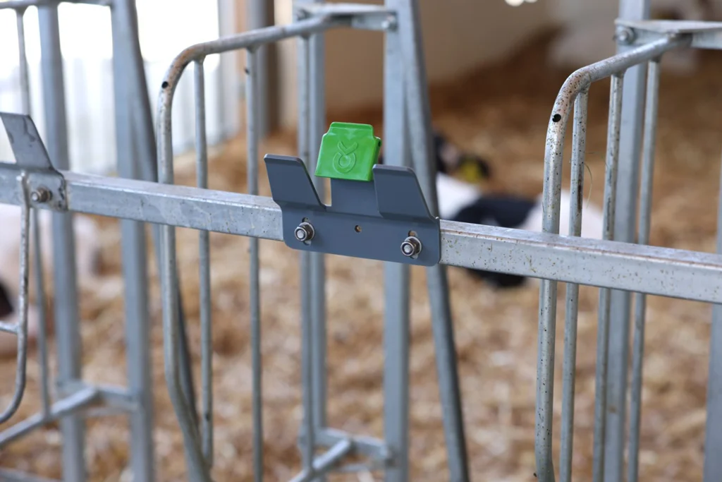 Emmerhouder met Uitwerpbeveiliging voor Drinkemmers – Kerbl Bucket Guard - Afbeelding 2